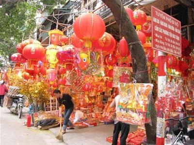 Cả phố Hàng Mã rực một sắc đỏ của đồ thờ cúng và đèn lồng.