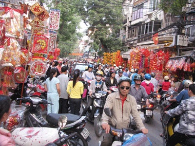 Người Hà Nội nhộn nhịp sắm Tết ông Táo ảnh 1