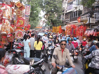 Người Hà Nội nhộn nhịp sắm Tết ông Táo ảnh 1 Người Hà Nội nhộn nhịp sắm Tết ông Táo ảnh 1