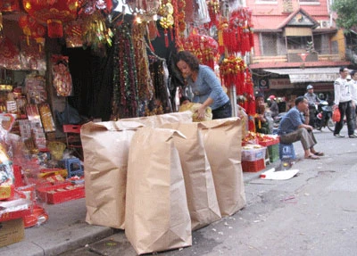 Người Hà Nội nhộn nhịp sắm Tết ông Táo ảnh 3 Người Hà Nội nhộn nhịp sắm Tết ông Táo ảnh 3