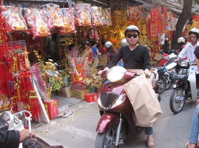 Người Hà Nội nhộn nhịp sắm Tết ông Táo ảnh 4 Người Hà Nội nhộn nhịp sắm Tết ông Táo ảnh 4