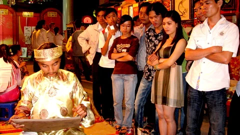 "Ông đồ trẻ" vẫn khiến khách say sưa dõi mắt theo nét bút tài hoa.