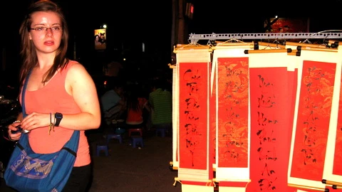 Phút ngỡ ngàng của một du khách khi nhìn thấy những bức thư pháp tài hoa.