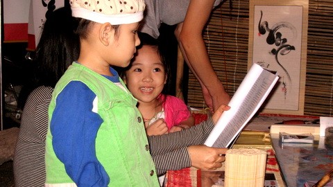 Trẻ con hào hứng không kém khi được mẹ dẫn đi xin chữ. Trẻ con hào hứng không kém khi được mẹ dẫn đi xin chữ.