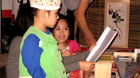 Trẻ con hào hứng không kém khi được mẹ dẫn đi xin chữ.