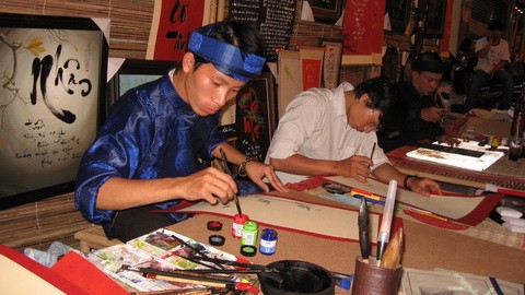 Không nhất thiết phải áo dài, khăn đóng mới làm "ông đồ". Không nhất thiết phải áo dài, khăn đóng mới làm "ông đồ".