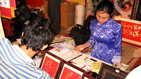 "Bà đồ" cũng sánh vai cùng các "ông đồ". "Bà đồ" cũng sánh vai cùng các "ông đồ".