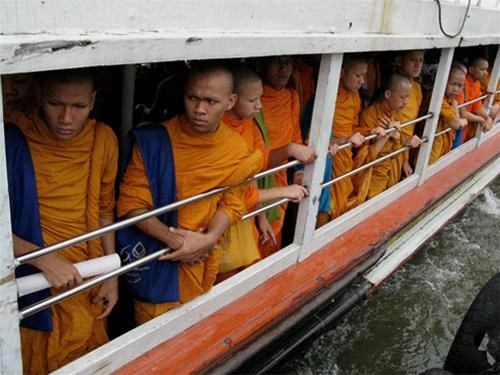 Các nhà sư đi phà trên sông Chao Phraya