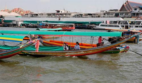 Thuyền đuôi dài trên sông Chao Phraya Thuyền đuôi dài trên sông Chao Phraya