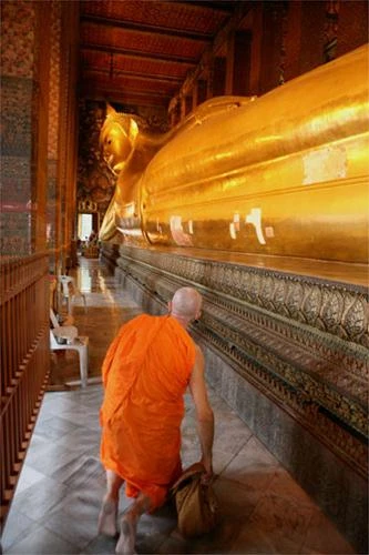 Tượng Phật nằm (chùa Wat Pho), dài 45,72m và cao 15,24m