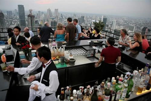 Quầy rượu “Vertigo Grill and Moon Bar” trên nóc nhà (tầng 61) khách sạn Banyan Tree