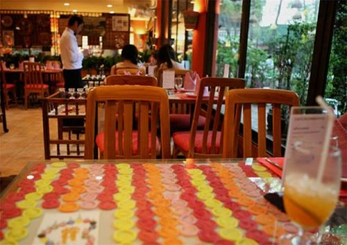 Bao cao su trưng bày ờ bàn gương trong tiệm ăn “Cabbages and Condoms”