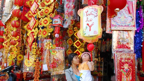 Phố Hải Thượng Lãn Ông, quận 5 nhộn nhịp không khí tết đến với mọi nhà (ảnh chụp sáng 4-2) - Ảnh: Hoàng Thạch Vân Bến thuyền hoa tết đến từ các tỉnh ĐBSCL trên đường Trần Xuân Soạn, quận 7 (ảnh chụp sáng 4-2) - Ảnh: Hoàng Thạch Vân Các gian hàng bán bao lì xì bắt đầu bày bán tối 3-2 trên đường Lê Văn Sỹ, Q.3 - Ảnh: N.C.T. Gói quà tết không nghỉ tay (ảnh chụp ở chợ Bàn Cờ, đường Nguyễn Đình Chiểu, Q.3) - Ảnh: N.C.T. Giày dép nữ, trẻ em… bày đầy lề đường - Ảnh: N.C.T. Khách hàng nhận đèn cầu phúc và chụp ảnh lưu niệm lễ hội đèn cầu phúc tại siêu thị thời trang Now Zone trên đường Nguyễn Văn Cừ, Q.1 - Ảnh: N.C.T.