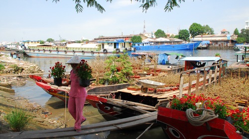 Phố Hải Thượng Lãn Ông, quận 5 nhộn nhịp không khí tết đến với mọi nhà (ảnh chụp sáng 4-2) - Ảnh: Hoàng Thạch Vân Bến thuyền hoa tết đến từ các tỉnh ĐBSCL trên đường Trần Xuân Soạn, quận 7 (ảnh chụp sáng 4-2) - Ảnh: Hoàng Thạch Vân Các gian hàng bán bao lì xì bắt đầu bày bán tối 3-2 trên đường Lê Văn Sỹ, Q.3 - Ảnh: N.C.T. Gói quà tết không nghỉ tay (ảnh chụp ở chợ Bàn Cờ, đường Nguyễn Đình Chiểu, Q.3) - Ảnh: N.C.T. Giày dép nữ, trẻ em… bày đầy lề đường - Ảnh: N.C.T. Khách hàng nhận đèn cầu phúc và chụp ảnh lưu niệm lễ hội đèn cầu phúc tại siêu thị thời trang Now Zone trên đường Nguyễn Văn Cừ, Q.1 - Ảnh: N.C.T.