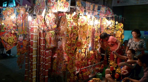 Phố Hải Thượng Lãn Ông, quận 5 nhộn nhịp không khí tết đến với mọi nhà (ảnh chụp sáng 4-2) - Ảnh: Hoàng Thạch Vân Bến thuyền hoa tết đến từ các tỉnh ĐBSCL trên đường Trần Xuân Soạn, quận 7 (ảnh chụp sáng 4-2) - Ảnh: Hoàng Thạch Vân Các gian hàng bán bao lì xì bắt đầu bày bán tối 3-2 trên đường Lê Văn Sỹ, Q.3 - Ảnh: N.C.T. Gói quà tết không nghỉ tay (ảnh chụp ở chợ Bàn Cờ, đường Nguyễn Đình Chiểu, Q.3) - Ảnh: N.C.T. Giày dép nữ, trẻ em… bày đầy lề đường - Ảnh: N.C.T. Khách hàng nhận đèn cầu phúc và chụp ảnh lưu niệm lễ hội đèn cầu phúc tại siêu thị thời trang Now Zone trên đường Nguyễn Văn Cừ, Q.1 - Ảnh: N.C.T.