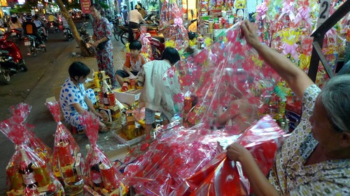 Phố Hải Thượng Lãn Ông, quận 5 nhộn nhịp không khí tết đến với mọi nhà (ảnh chụp sáng 4-2) - Ảnh: Hoàng Thạch Vân Bến thuyền hoa tết đến từ các tỉnh ĐBSCL trên đường Trần Xuân Soạn, quận 7 (ảnh chụp sáng 4-2) - Ảnh: Hoàng Thạch Vân Các gian hàng bán bao lì xì bắt đầu bày bán tối 3-2 trên đường Lê Văn Sỹ, Q.3 - Ảnh: N.C.T. Gói quà tết không nghỉ tay (ảnh chụp ở chợ Bàn Cờ, đường Nguyễn Đình Chiểu, Q.3) - Ảnh: N.C.T. Giày dép nữ, trẻ em… bày đầy lề đường - Ảnh: N.C.T. Khách hàng nhận đèn cầu phúc và chụp ảnh lưu niệm lễ hội đèn cầu phúc tại siêu thị thời trang Now Zone trên đường Nguyễn Văn Cừ, Q.1 - Ảnh: N.C.T.