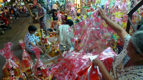 Phố Hải Thượng Lãn Ông, quận 5 nhộn nhịp không khí tết đến với mọi nhà (ảnh chụp sáng 4-2) - Ảnh: Hoàng Thạch Vân Bến thuyền hoa tết đến từ các tỉnh ĐBSCL trên đường Trần Xuân Soạn, quận 7 (ảnh chụp sáng 4-2) - Ảnh: Hoàng Thạch Vân Các gian hàng bán bao lì xì bắt đầu bày bán tối 3-2 trên đường Lê Văn Sỹ, Q.3 - Ảnh: N.C.T. Gói quà tết không nghỉ tay (ảnh chụp ở chợ Bàn Cờ, đường Nguyễn Đình Chiểu, Q.3) - Ảnh: N.C.T. Giày dép nữ, trẻ em… bày đầy lề đường - Ảnh: N.C.T. Khách hàng nhận đèn cầu phúc và chụp ảnh lưu niệm lễ hội đèn cầu phúc tại siêu thị thời trang Now Zone trên đường Nguyễn Văn Cừ, Q.1 - Ảnh: N.C.T.