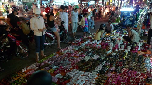 Phố Hải Thượng Lãn Ông, quận 5 nhộn nhịp không khí tết đến với mọi nhà (ảnh chụp sáng 4-2) - Ảnh: Hoàng Thạch Vân Bến thuyền hoa tết đến từ các tỉnh ĐBSCL trên đường Trần Xuân Soạn, quận 7 (ảnh chụp sáng 4-2) - Ảnh: Hoàng Thạch Vân Các gian hàng bán bao lì xì bắt đầu bày bán tối 3-2 trên đường Lê Văn Sỹ, Q.3 - Ảnh: N.C.T. Gói quà tết không nghỉ tay (ảnh chụp ở chợ Bàn Cờ, đường Nguyễn Đình Chiểu, Q.3) - Ảnh: N.C.T. Giày dép nữ, trẻ em… bày đầy lề đường - Ảnh: N.C.T. Khách hàng nhận đèn cầu phúc và chụp ảnh lưu niệm lễ hội đèn cầu phúc tại siêu thị thời trang Now Zone trên đường Nguyễn Văn Cừ, Q.1 - Ảnh: N.C.T.