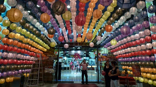 Phố Hải Thượng Lãn Ông, quận 5 nhộn nhịp không khí tết đến với mọi nhà (ảnh chụp sáng 4-2) - Ảnh: Hoàng Thạch Vân Bến thuyền hoa tết đến từ các tỉnh ĐBSCL trên đường Trần Xuân Soạn, quận 7 (ảnh chụp sáng 4-2) - Ảnh: Hoàng Thạch Vân Các gian hàng bán bao lì xì bắt đầu bày bán tối 3-2 trên đường Lê Văn Sỹ, Q.3 - Ảnh: N.C.T. Gói quà tết không nghỉ tay (ảnh chụp ở chợ Bàn Cờ, đường Nguyễn Đình Chiểu, Q.3) - Ảnh: N.C.T. Giày dép nữ, trẻ em… bày đầy lề đường - Ảnh: N.C.T. Khách hàng nhận đèn cầu phúc và chụp ảnh lưu niệm lễ hội đèn cầu phúc tại siêu thị thời trang Now Zone trên đường Nguyễn Văn Cừ, Q.1 - Ảnh: N.C.T.