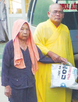 Giúp đỡ người nghèo là niềm vui mỗi ngày của ĐĐ Thích Nguyên Ngọc Giúp đỡ người nghèo là niềm vui mỗi ngày của ĐĐ Thích Nguyên Ngọc