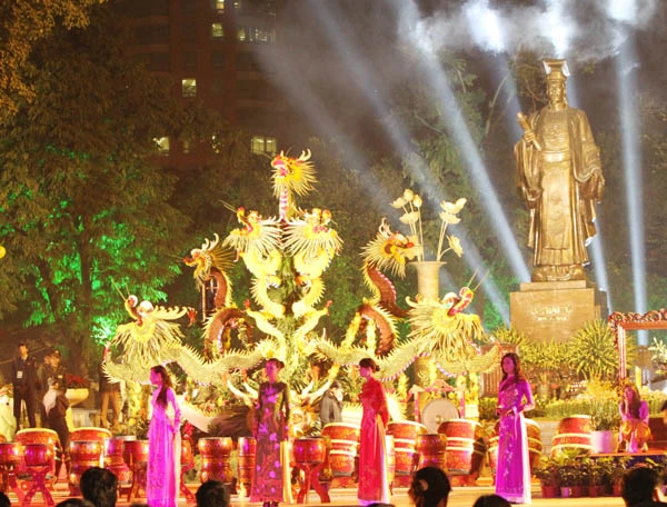 Tưng bừng khai hội phố hoa ảnh 1