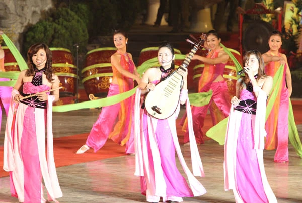 Tưng bừng khai hội phố hoa ảnh 12