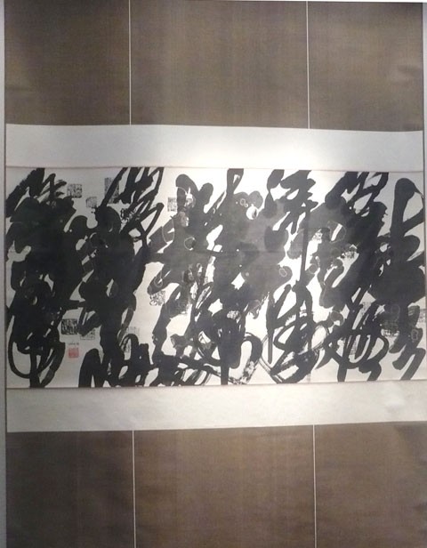 Những trích đoạn văn tự trên đĩa gốm được kết hợp lại thành một bức thư pháp lớn có chuyển động và phát ra âm thanh. Tác phẩm của Lê Quốc Việt. ... tạo nên sức sống cho những con chữ đã chết. Ở đây, từng tiểu văn bản có thể đọc được, nhưng ghép lại thì vô nghĩa. Còn đây là những tác phẩm tĩnh được viết ra một cách thoải mái tùy theo cảm hứng của mỗi người Nhiều người trẻ đến xem triển lãm... Hai người bạn trung niên trầm trồ trước một tác phẩm. 5 thành viên trong nhóm thư pháp Tiền Vệ Zenei Gang of Five. Ảnh: Kim Sen - Lan Hương