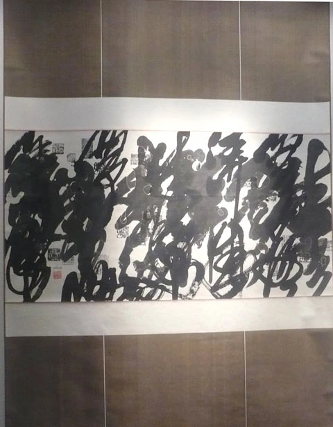 Những trích đoạn văn tự trên đĩa gốm được kết hợp lại thành một bức thư pháp lớn có chuyển động và phát ra âm thanh. Tác phẩm của Lê Quốc Việt. ... tạo nên sức sống cho những con chữ đã chết. Ở đây, từng tiểu văn bản có thể đọc được, nhưng ghép lại thì vô nghĩa. Còn đây là những tác phẩm tĩnh được viết ra một cách thoải mái tùy theo cảm hứng của mỗi người Nhiều người trẻ đến xem triển lãm... Hai người bạn trung niên trầm trồ trước một tác phẩm. 5 thành viên trong nhóm thư pháp Tiền Vệ Zenei Gang of Five. Ảnh: Kim Sen - Lan Hương