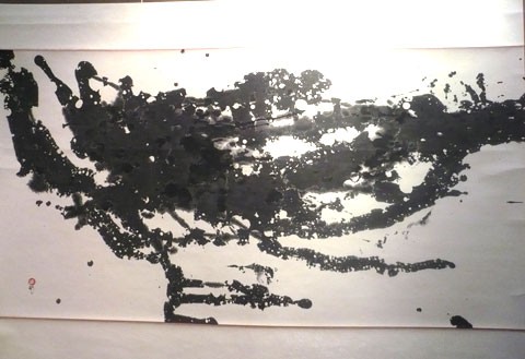 Những trích đoạn văn tự trên đĩa gốm được kết hợp lại thành một bức thư pháp lớn có chuyển động và phát ra âm thanh. Tác phẩm của Lê Quốc Việt. ... tạo nên sức sống cho những con chữ đã chết. Ở đây, từng tiểu văn bản có thể đọc được, nhưng ghép lại thì vô nghĩa. Còn đây là những tác phẩm tĩnh được viết ra một cách thoải mái tùy theo cảm hứng của mỗi người Nhiều người trẻ đến xem triển lãm... Hai người bạn trung niên trầm trồ trước một tác phẩm. 5 thành viên trong nhóm thư pháp Tiền Vệ Zenei Gang of Five. Ảnh: Kim Sen - Lan Hương