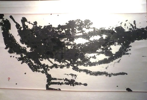 Những trích đoạn văn tự trên đĩa gốm được kết hợp lại thành một bức thư pháp lớn có chuyển động và phát ra âm thanh. Tác phẩm của Lê Quốc Việt. ... tạo nên sức sống cho những con chữ đã chết. Ở đây, từng tiểu văn bản có thể đọc được, nhưng ghép lại thì vô nghĩa. Còn đây là những tác phẩm tĩnh được viết ra một cách thoải mái tùy theo cảm hứng của mỗi người Nhiều người trẻ đến xem triển lãm... Hai người bạn trung niên trầm trồ trước một tác phẩm. 5 thành viên trong nhóm thư pháp Tiền Vệ Zenei Gang of Five. Ảnh: Kim Sen - Lan Hương