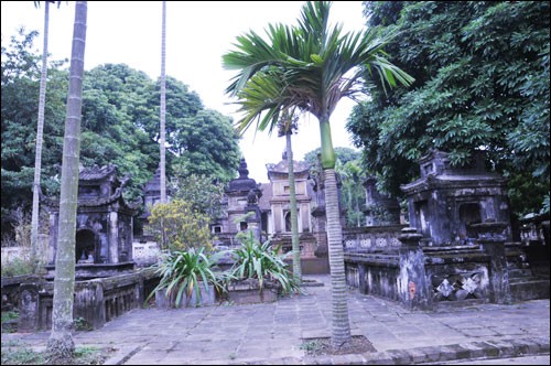 Tháp nơi Hòa thượng Phạm Ngọc Đạt, hiệu Bình Lương đã được an táng Tháp nơi Hòa thượng Phạm Ngọc Đạt, hiệu Bình Lương đã được an táng