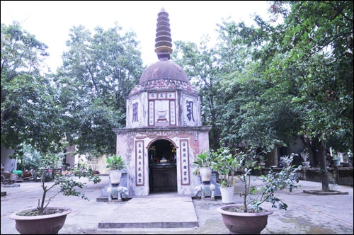 Tháp mộ của Đệ nhất Pháp chủ Thích Đức Nhuận