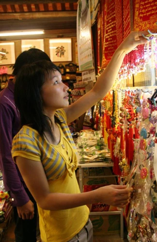 Chợ đêm sinh viên rộn ràng không khí Tết ảnh 2