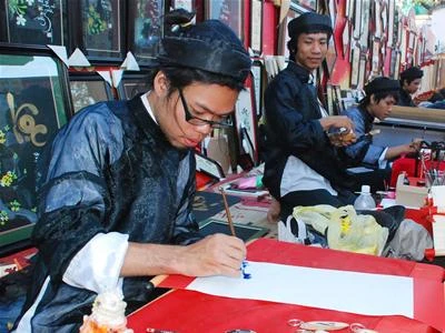 Trong phố, rất nhiều ông đồ trẻ cùng tham gia viết thư pháp
