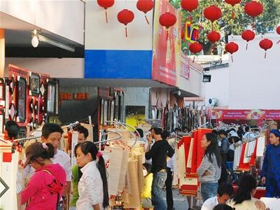 Khách náo nức đi tham quan phố Ông Đồ Khách náo nức đi tham quan phố Ông Đồ