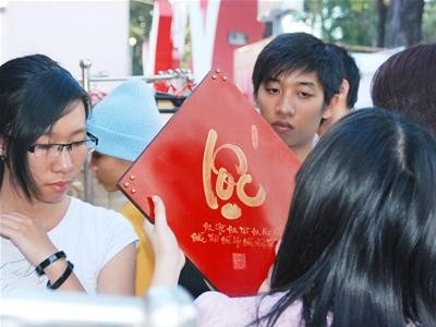 Một vị khách háo hức với chữ Lộc trên tay Một vị khách háo hức với chữ Lộc trên tay
