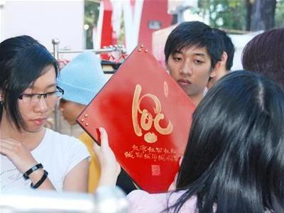 Một vị khách háo hức với chữ Lộc trên tay