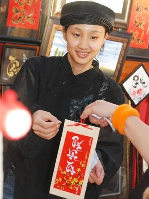 Thậm chí có cả những bà đồ rất xinh đẹp cũng tham gia bán hàng