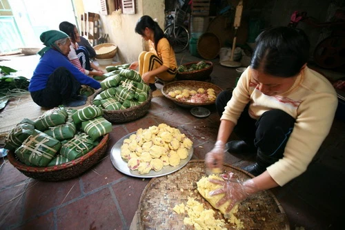 Gói bánh chưng - Ảnh: Lê BÍch