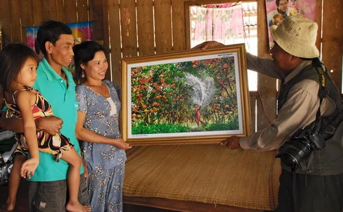 Nhà vườn hái quýt liên tục mới đáp ứng nhu cầu của thương lái Quýt được phân loại trước khi đóng vào thùng xốp đưa đi tiêu thụ Vận chuyển quýt hồng mới thu hoạch từ nhà vườn ra đường lộ giao cho thương lái Nhà vườn của anh Phạm Văn Hùng ở xã Long Hậu đã ba đời gắn bó với những thăng trầm của cây quýt hồng. Năm nay anh Hùng thật vui vì quýt trúng mùa, được giá Có đến 2/3 sản lượng quýt hồng Lai Vung được tiêu thụ tại thị trường TP.HCM. Do chưa có công nghệ bảo quản tốt nên quýt hồng Lai Vung chỉ đến với các địa phương từ Đà Nẵng trở vào. Trong ảnh: các thùng quýt được đưa lên xe tải Vườn quýt hồng trĩu quả là cảm hứng sáng tác của nhiều nghệ sĩ nhiếp ảnh. Trong ảnh: tác giả Thảo Nguyên tặng bức ảnh đoạt huy chương bạc Liên hoan ảnh đồng bằng sông Cửu Long và cúp bạc VAPA 2009 cho chủ vườn Nguyễn Phú Nhuận ở ấp Long Hưng 1, xã Long Hậu (nhân vật nữ trong ảnh là vợ anh Nhuận). Anh Nhuận nói: “Trúng vụ quýt năm nay tôi sẽ cất nhà mới để treo tấm hình này!”