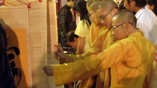 Phố ông đồ Sài Gòn thêm nhiều ông đồ trẻ ảnh 1