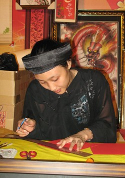 Anh "đồ" sinh viên đang "múa bút" rất điêu luyện Cụ "đồ" Mai Trợ (80 tuổi) luôn đông khách không chỉ bởi cụ viết chữ Nho mà hình ảnh giống "ông đồ" xưa hơn Anh, chị "đồ" trẻ luôn có những sáng tạo mới khiến các bạn trẻ rất thích thú Phố "ông Đồ" đã có lác đác vài lượt khách tham quan. ... và đặt viết những câu đối cho riêng mình. Teen "đồ" Hoàng hiện đang học lớp 11, trường Phú Nhuận bên những sản phẩm rất bắt mắt của chính mình làm ra ...hình ảnh oai vệ của Hổ xuất hiện rất nhiều trên phố Ông Đồ Câu đối đỏ đầy ý nghĩa với nét bút thư pháp sẽ làm cho không gian nhà bạn thêm phần sang trọng hơn trong những ngày tết. Trang phục ngày càng phong phú, đẹp hơn Nhộn nhịp phố ông đồ Sài Gòn