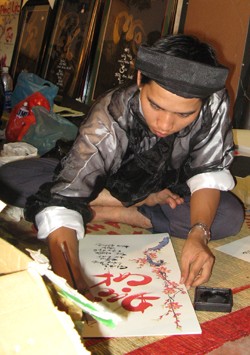Anh "đồ" sinh viên đang "múa bút" rất điêu luyện Cụ "đồ" Mai Trợ (80 tuổi) luôn đông khách không chỉ bởi cụ viết chữ Nho mà hình ảnh giống "ông đồ" xưa hơn Anh, chị "đồ" trẻ luôn có những sáng tạo mới khiến các bạn trẻ rất thích thú Phố "ông Đồ" đã có lác đác vài lượt khách tham quan. ... và đặt viết những câu đối cho riêng mình. Teen "đồ" Hoàng hiện đang học lớp 11, trường Phú Nhuận bên những sản phẩm rất bắt mắt của chính mình làm ra ...hình ảnh oai vệ của Hổ xuất hiện rất nhiều trên phố Ông Đồ Câu đối đỏ đầy ý nghĩa với nét bút thư pháp sẽ làm cho không gian nhà bạn thêm phần sang trọng hơn trong những ngày tết. Trang phục ngày càng phong phú, đẹp hơn Nhộn nhịp phố ông đồ Sài Gòn