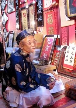 Anh "đồ" sinh viên đang "múa bút" rất điêu luyện Cụ "đồ" Mai Trợ (80 tuổi) luôn đông khách không chỉ bởi cụ viết chữ Nho mà hình ảnh giống "ông đồ" xưa hơn Anh, chị "đồ" trẻ luôn có những sáng tạo mới khiến các bạn trẻ rất thích thú Phố "ông Đồ" đã có lác đác vài lượt khách tham quan. ... và đặt viết những câu đối cho riêng mình. Teen "đồ" Hoàng hiện đang học lớp 11, trường Phú Nhuận bên những sản phẩm rất bắt mắt của chính mình làm ra ...hình ảnh oai vệ của Hổ xuất hiện rất nhiều trên phố Ông Đồ Câu đối đỏ đầy ý nghĩa với nét bút thư pháp sẽ làm cho không gian nhà bạn thêm phần sang trọng hơn trong những ngày tết. Trang phục ngày càng phong phú, đẹp hơn Nhộn nhịp phố ông đồ Sài Gòn