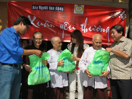 Xuân yêu thương cho trẻ mồ côi, người già neo đơn ảnh 1