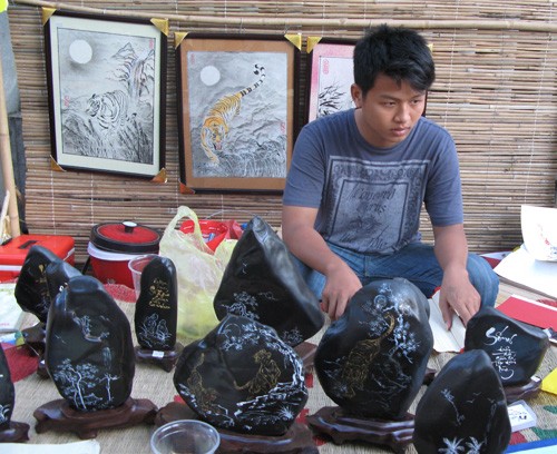 Anh "đồ" sinh viên đang "múa bút" rất điêu luyện Cụ "đồ" Mai Trợ (80 tuổi) luôn đông khách không chỉ bởi cụ viết chữ Nho mà hình ảnh giống "ông đồ" xưa hơn Anh, chị "đồ" trẻ luôn có những sáng tạo mới khiến các bạn trẻ rất thích thú Phố "ông Đồ" đã có lác đác vài lượt khách tham quan. ... và đặt viết những câu đối cho riêng mình. Teen "đồ" Hoàng hiện đang học lớp 11, trường Phú Nhuận bên những sản phẩm rất bắt mắt của chính mình làm ra ...hình ảnh oai vệ của Hổ xuất hiện rất nhiều trên phố Ông Đồ Câu đối đỏ đầy ý nghĩa với nét bút thư pháp sẽ làm cho không gian nhà bạn thêm phần sang trọng hơn trong những ngày tết. Trang phục ngày càng phong phú, đẹp hơn Nhộn nhịp phố ông đồ Sài Gòn