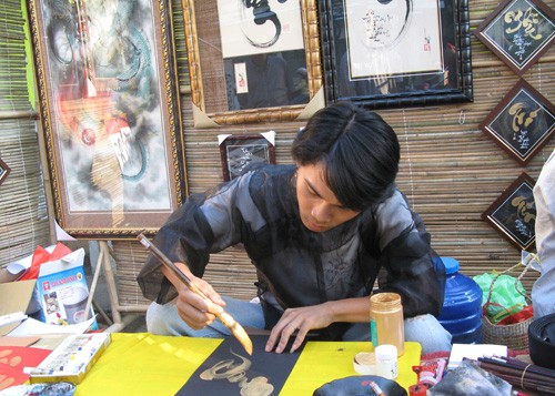 Anh "đồ" sinh viên đang "múa bút" rất điêu luyện Cụ "đồ" Mai Trợ (80 tuổi) luôn đông khách không chỉ bởi cụ viết chữ Nho mà hình ảnh giống "ông đồ" xưa hơn Anh, chị "đồ" trẻ luôn có những sáng tạo mới khiến các bạn trẻ rất thích thú Phố "ông Đồ" đã có lác đác vài lượt khách tham quan. ... và đặt viết những câu đối cho riêng mình. Teen "đồ" Hoàng hiện đang học lớp 11, trường Phú Nhuận bên những sản phẩm rất bắt mắt của chính mình làm ra ...hình ảnh oai vệ của Hổ xuất hiện rất nhiều trên phố Ông Đồ Câu đối đỏ đầy ý nghĩa với nét bút thư pháp sẽ làm cho không gian nhà bạn thêm phần sang trọng hơn trong những ngày tết. Trang phục ngày càng phong phú, đẹp hơn Nhộn nhịp phố ông đồ Sài Gòn