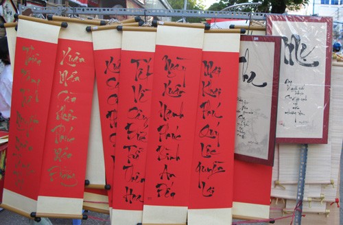 Anh "đồ" sinh viên đang "múa bút" rất điêu luyện Cụ "đồ" Mai Trợ (80 tuổi) luôn đông khách không chỉ bởi cụ viết chữ Nho mà hình ảnh giống "ông đồ" xưa hơn Anh, chị "đồ" trẻ luôn có những sáng tạo mới khiến các bạn trẻ rất thích thú Phố "ông Đồ" đã có lác đác vài lượt khách tham quan. ... và đặt viết những câu đối cho riêng mình. Teen "đồ" Hoàng hiện đang học lớp 11, trường Phú Nhuận bên những sản phẩm rất bắt mắt của chính mình làm ra ...hình ảnh oai vệ của Hổ xuất hiện rất nhiều trên phố Ông Đồ Câu đối đỏ đầy ý nghĩa với nét bút thư pháp sẽ làm cho không gian nhà bạn thêm phần sang trọng hơn trong những ngày tết. Trang phục ngày càng phong phú, đẹp hơn Nhộn nhịp phố ông đồ Sài Gòn