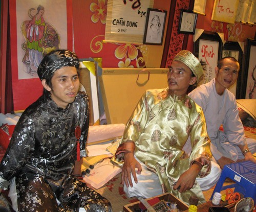 Anh "đồ" sinh viên đang "múa bút" rất điêu luyện Cụ "đồ" Mai Trợ (80 tuổi) luôn đông khách không chỉ bởi cụ viết chữ Nho mà hình ảnh giống "ông đồ" xưa hơn Anh, chị "đồ" trẻ luôn có những sáng tạo mới khiến các bạn trẻ rất thích thú Phố "ông Đồ" đã có lác đác vài lượt khách tham quan. ... và đặt viết những câu đối cho riêng mình. Teen "đồ" Hoàng hiện đang học lớp 11, trường Phú Nhuận bên những sản phẩm rất bắt mắt của chính mình làm ra ...hình ảnh oai vệ của Hổ xuất hiện rất nhiều trên phố Ông Đồ Câu đối đỏ đầy ý nghĩa với nét bút thư pháp sẽ làm cho không gian nhà bạn thêm phần sang trọng hơn trong những ngày tết. Trang phục ngày càng phong phú, đẹp hơn Nhộn nhịp phố ông đồ Sài Gòn