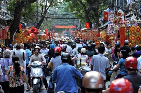 Thành phố trang hoàng đón xuân tại khu vực Hồ Hoàn Kiếm. Chị công nhân chăm sóc hoa tại vườn hồng. Đào được chở tấp nập trên đường phố. Hai cô gái dạo chơi chợ hoa Hàng Lược. Chợ hoa mới trên đường Lạc Long Quân tưng bừng trong nắng xuân. Hoa tươi được lung linh trong nắng tại một gian hàng chợ Quảng An. Phố Hàng Mã đông nghẹt người và xe. Năm Canh Dần chọn con hổ bằng giấy về treo có giá 90.000 đ. Anh Dũng ở Cầu Giấy đi mua hai cành đào giá 550.000 đồng. Đôi bạn trẻ đi tìm mua đồ trang trí trong nhà. Phố bánh kẹo Hàng Buồm nhộn nhịp khách. Rửa lá dong gói bánh chưng tại một gia đình ở quận Tây Hồ.